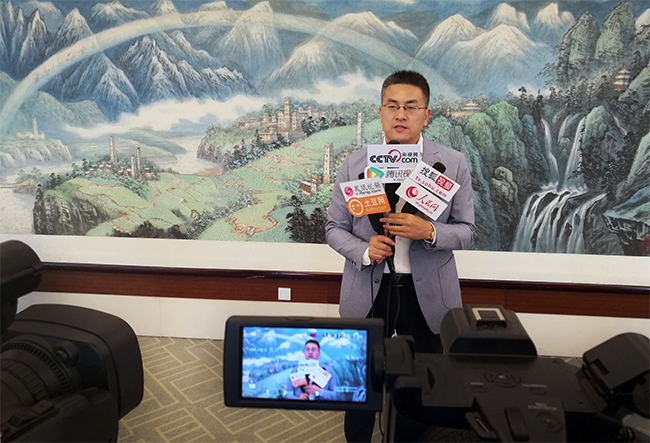 青島沃富新能源科技有限公司鄭總接受各大媒體的采訪，青島沃富新能源科技有限公司