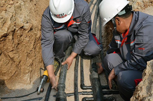 沃富地源熱泵水平連管---沃富地源熱泵---沃富新能源---煙臺小紅帽公司地源熱泵施工現場