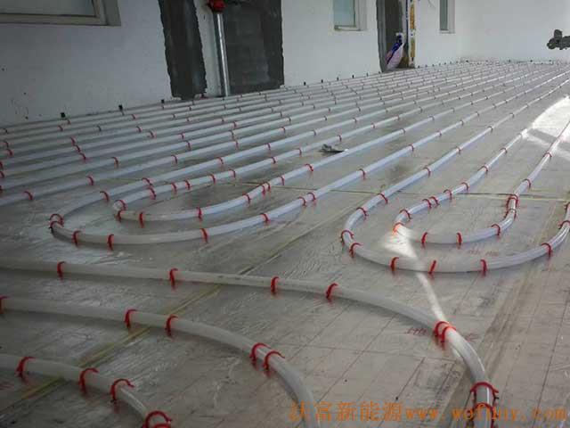 青島德沃幼兒園空氣源熱泵項(xiàng)目施工案例地暖施工、主機(jī)施工，空氣源熱泵項(xiàng)目調(diào)試成功，項(xiàng)目展示實(shí)例&mdash;&mdash;空氣源熱泵地暖鋪管1