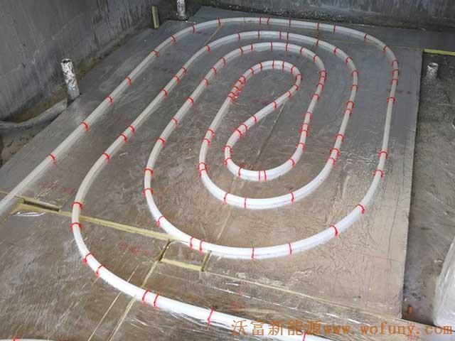 青島德沃幼兒園空氣源熱泵項(xiàng)目施工案例地暖施工、主機(jī)施工，空氣源熱泵項(xiàng)目調(diào)試成功，項(xiàng)目展示實(shí)例&mdash;&mdash;空氣源熱泵地暖鋪管3