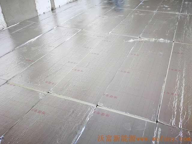 青島德沃幼兒園空氣源熱泵項(xiàng)目施工案例地暖施工、主機(jī)施工，空氣源熱泵項(xiàng)目調(diào)試成功，項(xiàng)目展示實(shí)例&mdash;&mdash;空氣源熱泵地暖鋪管4