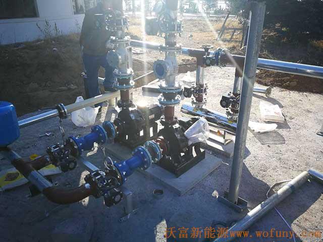 青島德沃幼兒園空氣源熱泵項(xiàng)目施工案例地暖施工、主機(jī)施工，空氣源熱泵項(xiàng)目調(diào)試成功，項(xiàng)目展示實(shí)例&mdash;&mdash;空氣源熱泵管路連接