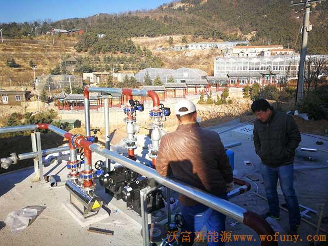 青島德沃幼兒園空氣源熱泵項(xiàng)目施工案例地暖施工、主機(jī)施工，空氣源熱泵項(xiàng)目調(diào)試成功，項(xiàng)目展示實(shí)例&mdash;&mdash;空氣源熱泵管路連接1