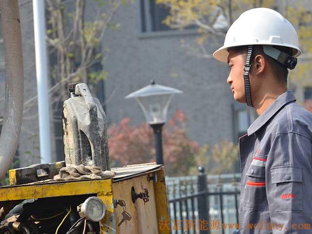 青島長水山莊別墅小區(qū)地源熱泵項目施工鉆井現(xiàn)場圖片展示&mdash;&mdash;&mdash;鉆機操作指示圖