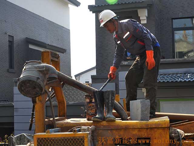 青島長水山莊別墅小區(qū)地源熱泵項(xiàng)目施工鉆井現(xiàn)場圖片展示&mdash;&mdash;&mdash;鉆機(jī)調(diào)試